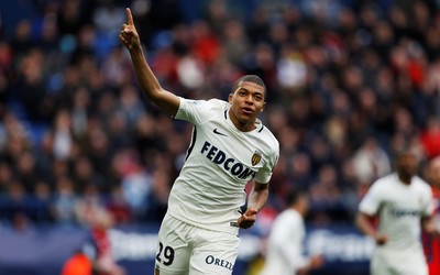 悦盈体育动态-乌克兰队球迷举国旗震撼画面