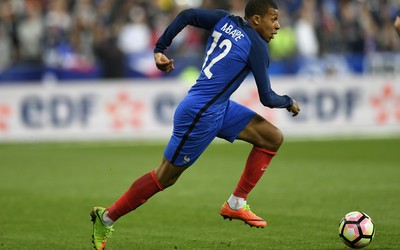 悦盈体育独家-亚马尔岁首发